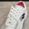 Sneaker Aus Whiteem Kalbsleder und Silvernem Satin - Image 4