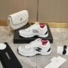 Sneaker Aus Whiteem Kalbsleder und Silvernem Satin - Image 7