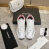 Sneaker Aus Whiteem Kalbsleder und Silvernem Satin - Image 3